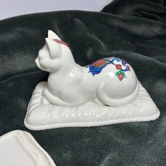 Byzantium Trinket Box Elizabeth Arden Cat on Pillow Made in Japan 1980s - Picture 8 of 11